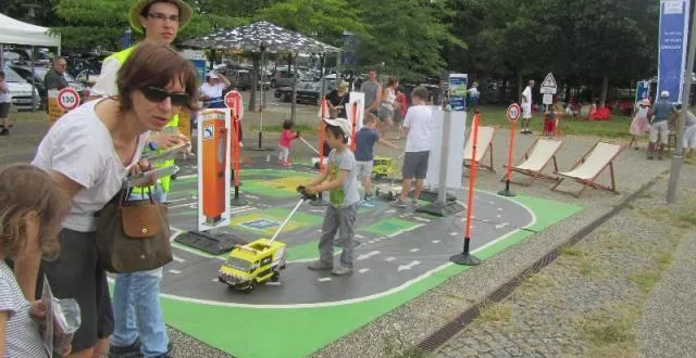 photo sur l'aire de parcé, un mini-circuit d’autoroute offre aux enfants la possibilité de décrocher leur permis de conduire ! &copy; ouest-france