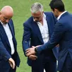 photo didier deschamps enquiquiné par les papillons de nuit.