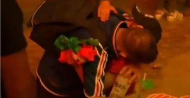 photo un jeune portugais console un supporter français. &copy; euronews