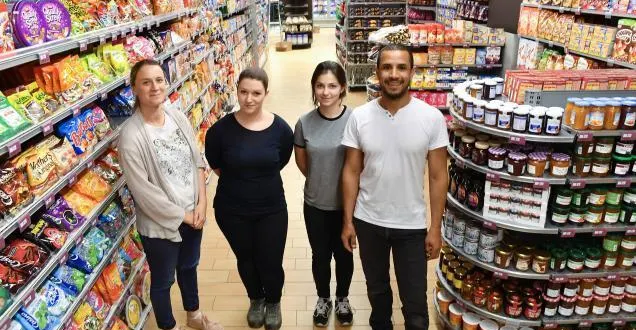 photo le mans. un magasin alimentaire casino shop ouvre rue nationale &copy; ce matin, abdel et son épouse fanny ( à gauche) ouvrent leur casino shop avec deux salariées. photo «  le maine libre » hervé petitbon
