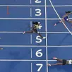 photo shaunae miller et son incroyable plongeon qui lui donne la victoire sur la finale du 400 m féminin.