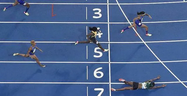 photo shaunae miller et son incroyable plongeon qui lui donne la victoire sur la finale du 400 m féminin. &copy; photo : maxppp