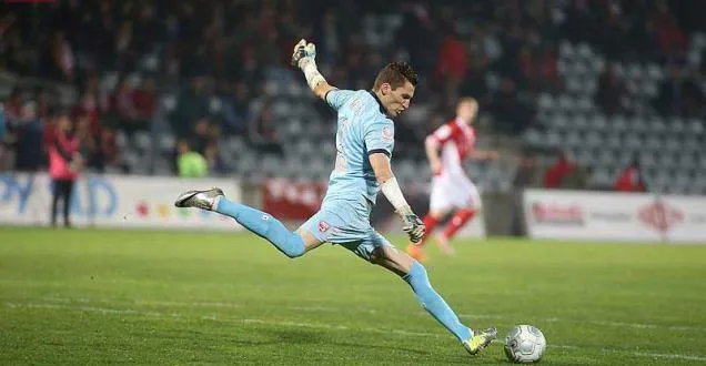 photo ©© azria jean claude/worldpictures/maxppp ; 20 mars 2015 / nimes / france / stade des costieres / match du championnat de france de ligue 2 entre le nimes olympique et tours / le gardien mathieu michel (maxppp tagid: maxsportsworldtwo252696.jpg) [photo via maxppp] &copy; extérieur