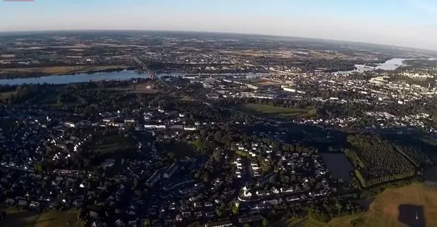 photo vue de saumur à 300 mètres d'altitude depuis un avion miniature.