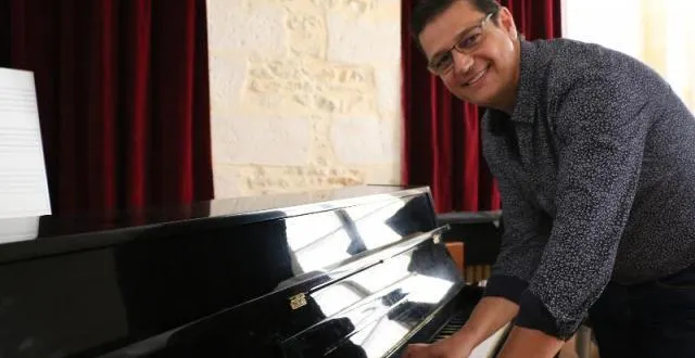 photo s’il n’a pas appris le piano, michaël minicki avoue qu’il sait quand même en jouer. &copy; nathalie houdayer