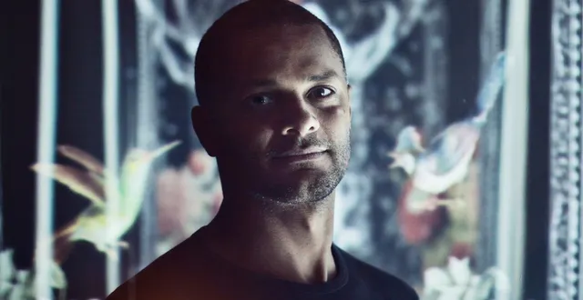 photo yann nguema, membre du groupe ez3kiel et concepteur des installations