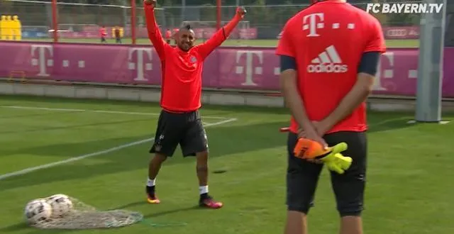 photo l'incroyable but d'arturo vidal à l'entraînement. &copy; capture d'écran