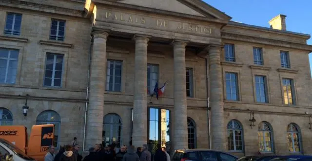 photo pascal rauber, patron du magasin 2 roues méloises, à saint-julien-sur-sarthe, comparaît ce jeudi 6 octobre 2016 devant le tribunal correctionnel d'alençon. son comité de soutien se tient sur place. &copy; flora gelot