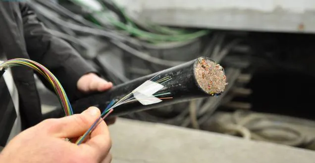 photo la fibre optique est un fil de verre ou de plastique plus fin qu’un cheveu, qui conduit la lumière.
