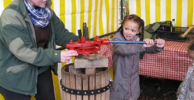 photo un petit pressoir pour les enfants pour faire comme les grands ! &copy; ouest-france