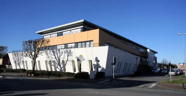 photo ici, le centre coubertin, que les alençonnais appellent couramment le bateau. &copy; hugues gesbert