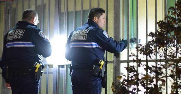 photo pascal arnoux et julien vanès vérifient les abords du palais des congrès. &copy; photo le courrier de l'ouest