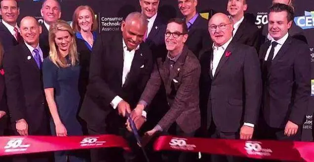 photo lors de l'inauguration du ces de las vegas en présence d'élus de la région comme le maire d'angers, à droite. &copy; capture d'écran youtube