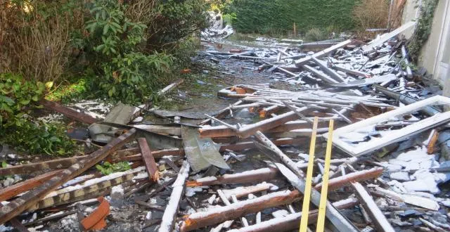 photo les débris du toit ont atterri sur deux maisons voisines, causant
d’importants dégâts matériels. &copy; ouest-france