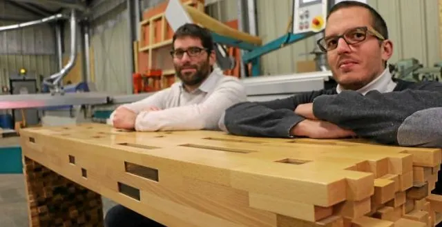 photo en plus d'être esthétiques, les réalisations de sylvain miot et julien nobis sont solides ! ici leur console de bois déjà primée. &copy; arnaud galinat.