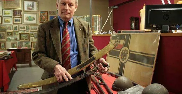 photo jean-arnaud audouard, expert, présentera notamment ce sabre de hussard premier empire. &copy; photo le courrier de l'ouest