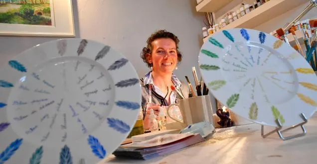 photo malicorne-sur-sarthe. la peinture sur porcelaine, ça vous tente ? &copy; laurence mazerat est décoratrice sur porcelaine depuis 20 ans. elle a à cœur de transmettre la passion de son métier d’art. photo « le maine libre », hervé petitbon