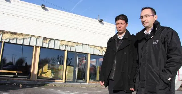 photo benoît triolet (à droite) et vincent walle, devant le bâtment en cours d’aménagement. &copy; ouest-france