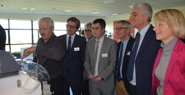 photo jeudi 6 avril 2017, hervé morin, ici avec les élus locaux et régionaux, est venu découvrir l’entreprise aiglonne, imv technologies. &copy; ouest-france