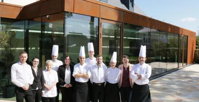 photo l'équipe devant la grande salle du restaurant. &copy; ouest-france