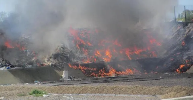 photo le feu a pris au centre d'enfouissement technique de la séguinière dimanche midi. &copy; ouest-france