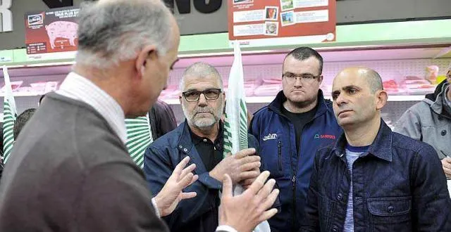 photo hubert des minières, directeur de l'hyper intermarché des longchamps à rennes, explique aux représentants des producteurs bretons que la viande de lapin constitue une niche. &copy; valentin asselain