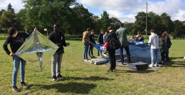 photo préparation par les élèves du lycée touchard-washington pour le vol du ballon-sonde. &copy; ouest-france