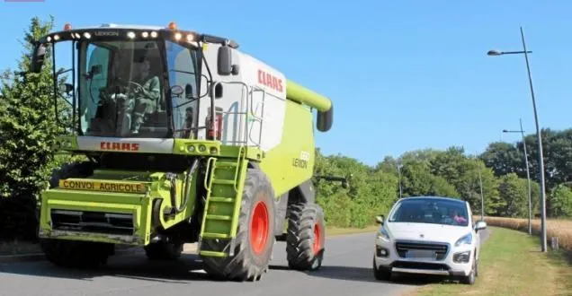 photo maine-et-loire. sur la route, faites attention aux moissonneuses-batteuses ! &copy; photo le courrier de l'ouest