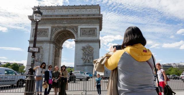 photo des touristes à proximité de l'arc de triomphe.