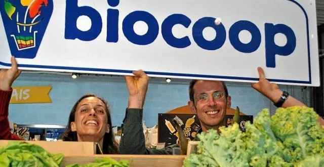photo caroline marchais et damien chivialle, gérants de biocoop à alençon, vendent uniquement des produits de saison.
