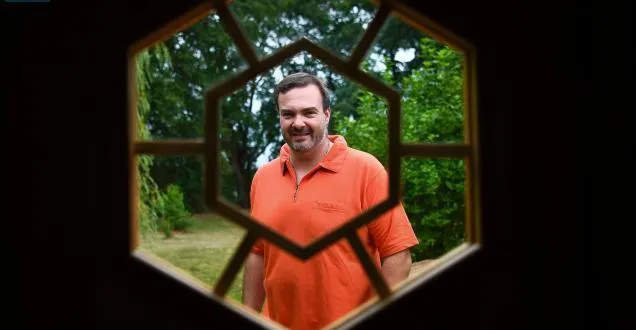 photo jupilles. emmanuel propose une nuit finlandaise à l'orée de la bercé &copy; emmanuel accueille les voyageurs dans un kota finlandais, une cabane de chasseur, arrivée en kit depuis le pays nordique.