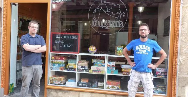 photo pierre-henri lebrun et aurélien touzeau aménagent les lieux pour être prêts lors de l'ouverture. &copy; ouest-france