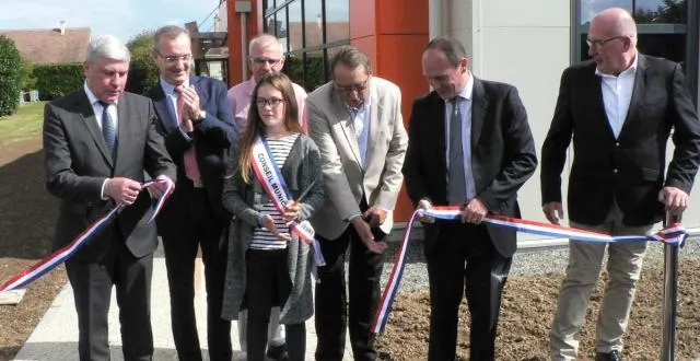 photo en présence de nombreux élus, léa derenne, maire junior, a inauguré la nouvelle salle des sports. &copy; ouest-france