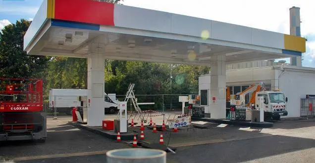 photo allonnes. fermeture de la station-service total &copy; la station-service total access servait ses derniers clients dimanche et baissait le rideau le soir-même.