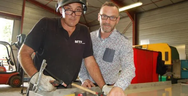 photo wilfried baudard, à droite, aux côtés de l’un des salariés de mtf. &copy; ouest-france