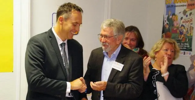 photo thierry cozic remet à joseph chauvineau (à droite) la médaille du bénévolat de la ville. &copy; ouest-france