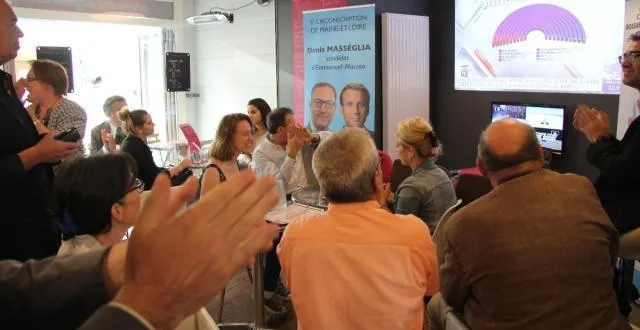 photo le nouveau délégué départemental d'en marche, benjamin kirschner, n'est pas le nom qui était plébiscité par les animateurs locaux (photo : les militants lors de l'annonce des législatives à cholet). &copy; archives