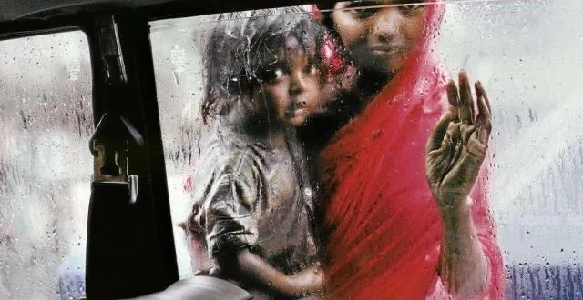 photo une femme et son enfant à bombay cherche un taxi pendant la mousson (1993). © © steve mccurry / magnum photos