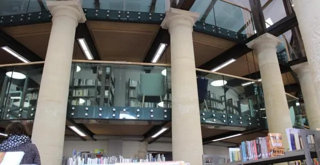 photo un édifice qui s'organise sur trois niveaux en mezzanines. les colonnes de pierre, les poutres en bois, les garde-corps en verre confèrent une atmosphère chaleureuse et lumineuse. &copy; ouest-france