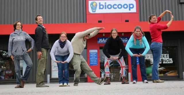 photo caroline marchais et damien chivialle, les gérants des magasins biocoop à alençon, avec cinq des six employés de la boutique d'arçonnay. &copy; anne-emmanuelle lambert