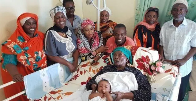 photo auprès de tava colo, « coco » en shimaoré, ses proches se retrouvent pour échanger les dernières nouvelles de la famille et de l’île. &copy; (photo : valérie parlan)