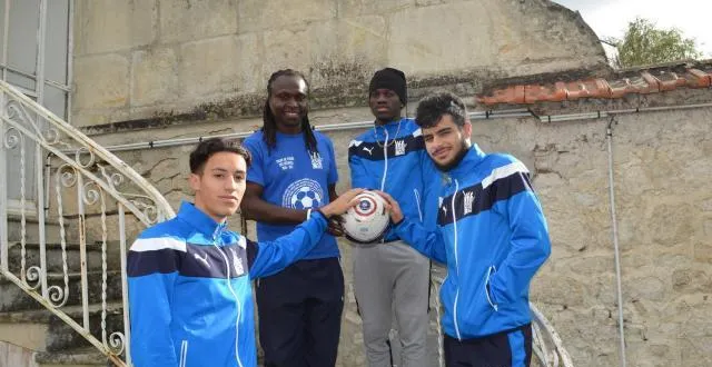 photo trois résidents de la maison d’accueil avec moké kajima, le référent, second à partir de la gauche. &copy; ouest-france