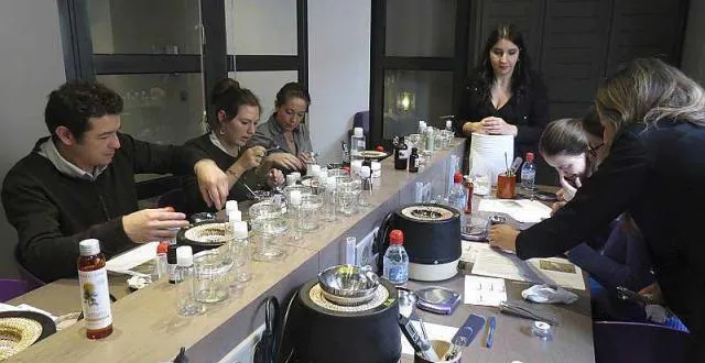 photo un atelier dans la boutique parisienne d'aroma-zone. &copy; aroma-zone
