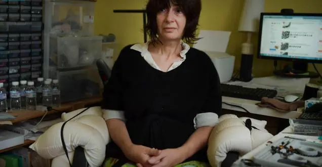 photo sarthe. elle veut mettre fin à ses souffrances  &copy;  agnès prat est passionnée par la fabrication de bijoux. avec la perte de mobilité de ses doigts et de ses bras, créer devient compliqué.photo ml - denis lambert