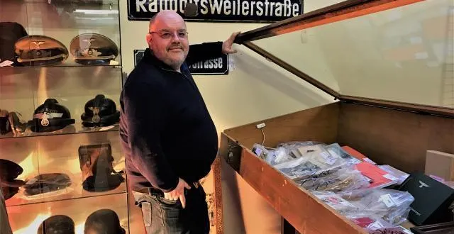 photo xavier aiolfi, devant un ancien panneau de rue de strasbourg. après la guerre, il a servi comme piquet d’enclos chez un fermier.  &copy; ouest-france