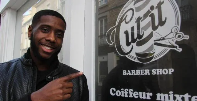 photo jérémy mvuemba ouvre son salon de coiffure avec option barbershop, le 19 décembre 2017, dans la grande-rue &copy; delphine le normand