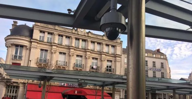 photo 82 caméras de vidéosurveillance ont été déployées à angers, comme ici à la station de tramway de la place du ralliement. &copy; ouest-france