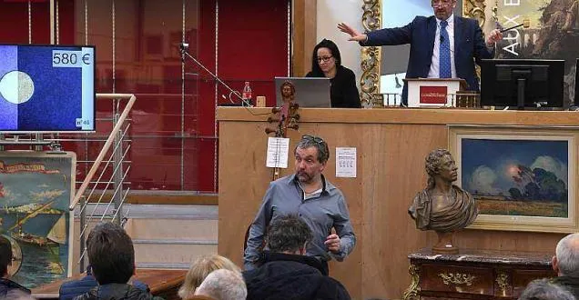 photo une centaine d'amateurs étaient réunis à la salle des vente de la rue des arènes. &copy; photo le courrier de l'ouest - laurent combet