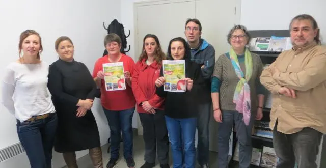 photo les stagiaires en formation avec claude royer, adjointe et responsable du ccas, thierry pottier, conseiller municipal et aline lindner, formatrice. &copy; ouest-france
