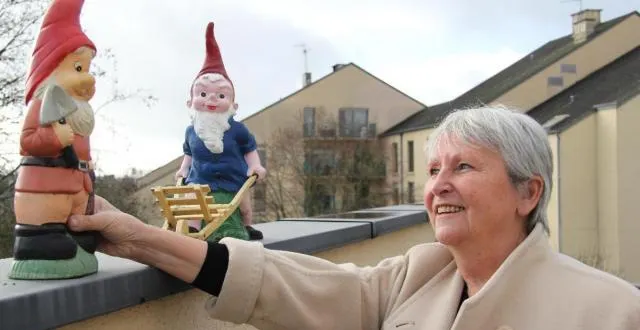 photo sur sa terrasse, michèle devillard a deux nains de jardin, dont l’un a été libéré à l’été 1996 par le front de libération des nains de jardin. &copy; delphine le normand